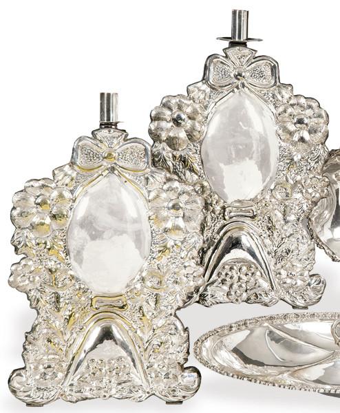 Lote 1109
Pareja de candeleros siguiendo modelos peruanos o bolivianos en metal plateado con alma de madera, repujado y cincelado.