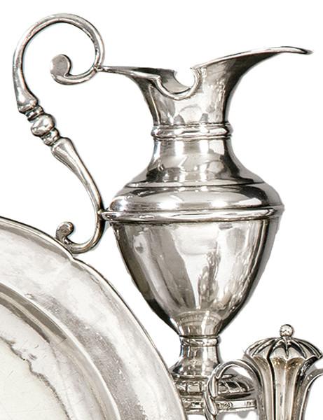 Lote 1136
Pequeña jarra de plata española con punzón (ilegible) S. XIX.