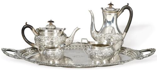 Lote 1156
Juego de café y te de plata inglesa punzonada Ley Sterling de Goldsmiths and Silversmiths co. Londres 1910 y 1912 (bandeja)