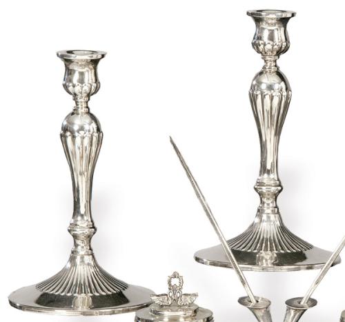  Pareja de candeleros de plata española punzonada 1ª Ley de Montejo.