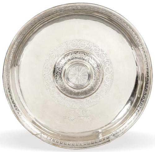  Plato circular de plata española punzonada con fiel contraste de Hernando de Solís, Valladolid pp. S. XVII.
