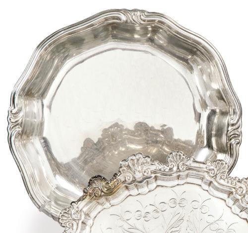 Lote 1185
Bandeja circlar con borde ondulado de plata española punzonada 1ª Ley de Durán.