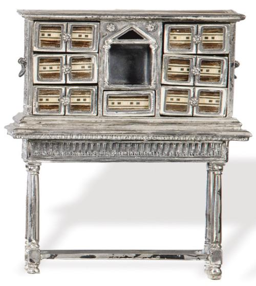 Lote 1203
Bargueño con mesa minatura de plata española y madera.