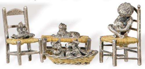 Lote 1207
Cuatro piezas miniatura de enea y plata punzonada Ley 925 con marca ilegible.