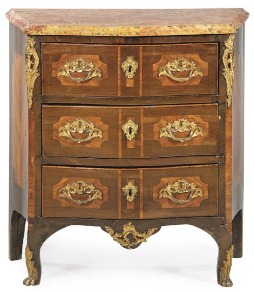 Lote 1237
Pequeña cómoda Luis XV en madera de caoba y palo de rosa, con tres cajones en el frente de perfil sinuoso, con monturas de bronce dorado y tapa de mármol.
Francia, primera mitad S. XVIII