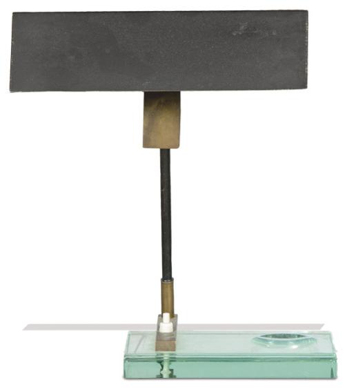 Lote 1283
Fontana Arte
Lámpara de sobremesa en aluminio pintado, latón y base cuadrada de cristal tallado.
Italia, 1960