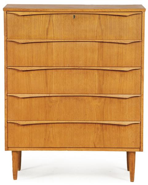  Cómoda con cinco cajones en madera de teca sobre patas torneadas.
Dinamarca, principios años 60