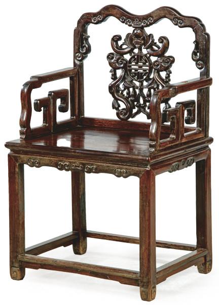Lote 1366
Sillón chino de olmo tallado Dinastía Qing ff. S. XIX pp. S. XX.
