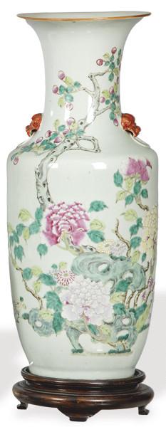  Jarrón de porcelana china con esmaltes de la Familia Rosa, Dinastía Qing S. XIX.