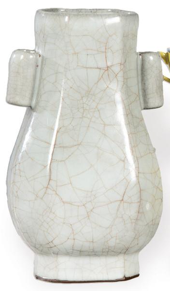  Jarrón poligonral chino de porcelana con vidriado qingbai craquelado, Dinastía Qing S. XVIII.