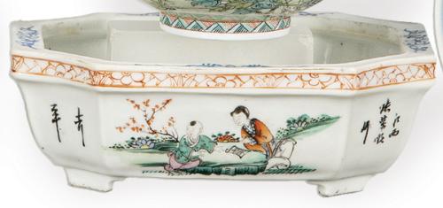  Recipiente poligonal de porcelana china con esmaltes polícromos h. 1950-60.