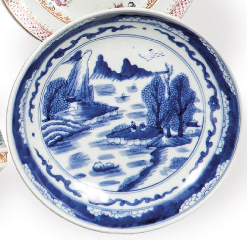  Plato de porcelana china con decoración azul y blanco Dinastía Qing época Kangxi (1662-1722).
