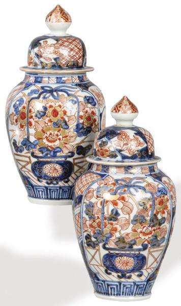  Pareja de pequeños tibores de porcelana china tipo Imari, Dinastía Qing S. XIX.