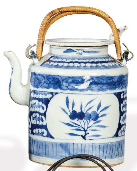  Tetera con asas para colgar, en porcelana china azul y blanco,  Dinastía Qing S. XIX.