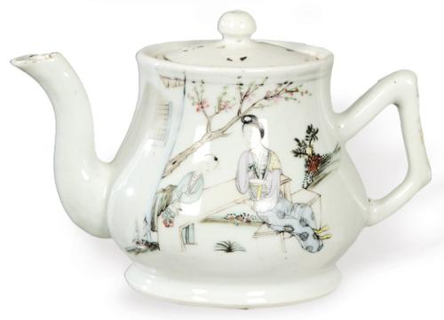  Tetera de porcelana china con esmaltes polícromos, Dinastía Qing S. XIX.