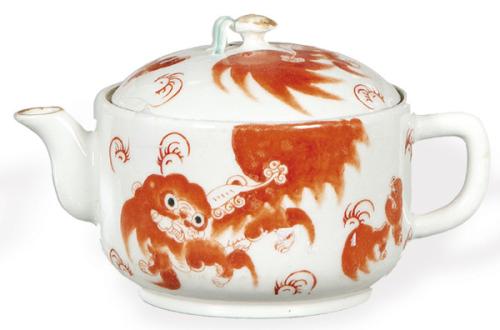  Tetera de porcelana china con decoración de leones de Foo en rojo de hierro, Dinastía Qing, época de Tongzhi (1862-74).