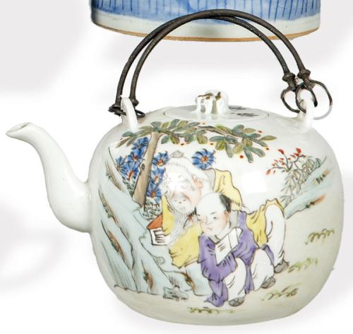  Tetera de porcelana china con esmaltes polícromos con marca de Tongzhi 1862-1874