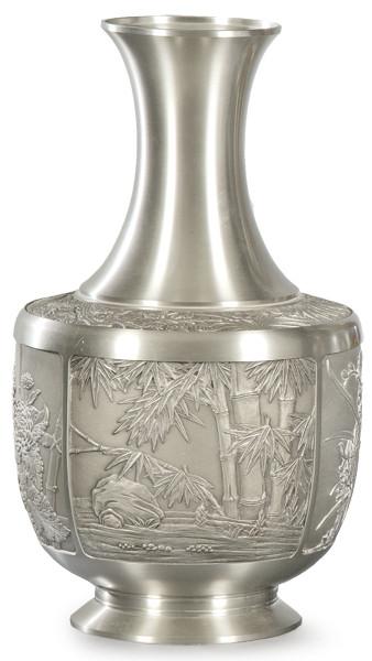  Jarrón chino de metal cromado, con decoración cincelada representando un dragón. S. XX.