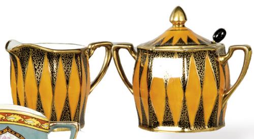  Lechera y azucarero de porcelana japonesa de Noritake con marca de Komaru exclusivamente para el mercado británico h. 1920.