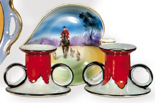 Lote 1439
Dos candeleros y pequeño recipiente con asa de porcelana japonesa de Noritake.