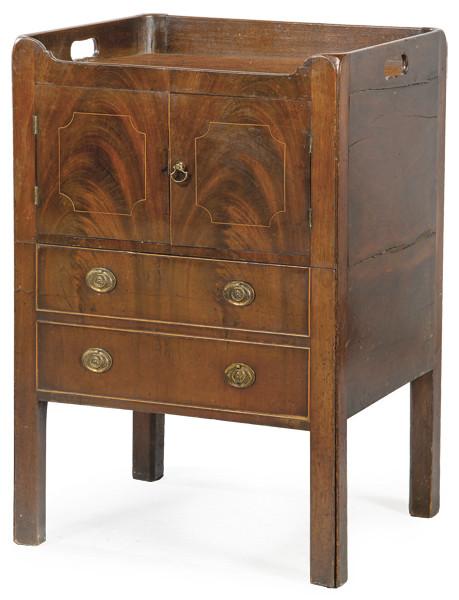  Mesa de noche regencia en madera de caoba y palma de caoba, con dos puertas en el frente sobre dos cajones largos con tiradores de latón.
Inglaterra, principios S. XIX