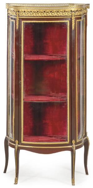 Lote 1459
Vitrina estilo transición en madera teñida, con aplicaciones de latón.S. XX