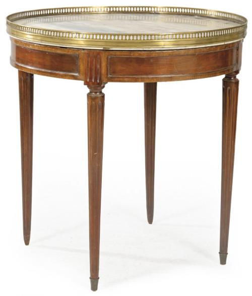  Mesa velador estilo directorio, en madera de caoba con tapa de mármol y montura de bronce.
S. XX