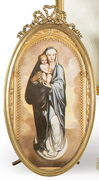  Portaretratos oval de estilo Imperio en broce dorado, rematado con copete en forma de lazo. Francia, S. XIX.