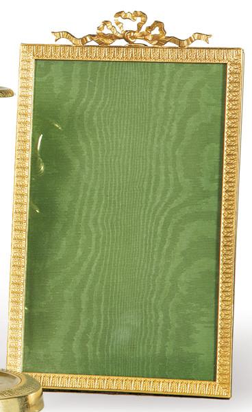  Portaretratos de mesa de bronce dorado, estilo Luís XVI, Francia S. XIX.