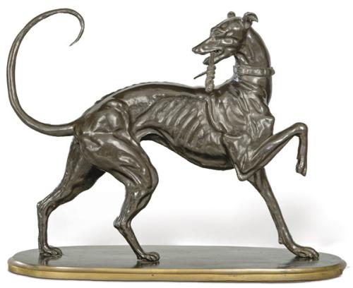  "Galgo con Fusta en la Boca" en bronce patinado h. 1930.
Firmado (ilegible)