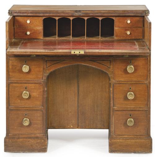  Kneehole secretaire Jorge III en madera de caoba con tiradores de latón. 
Inglaterra, principios S. XIX