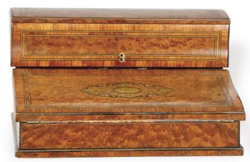 Lote 1495
Escribanía portacartas Napoleon III en madera de raiz de Tuya, palorosa y palosanto, con marquetería de latón y maderas finas, Francia h. 1860.