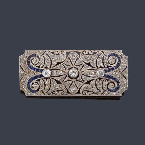 Lote 2043
Broche-placa época 'art decó' con diamantes talla antigua de aprox. 0,85 ct en total y zafiros calibrados. Años '20.