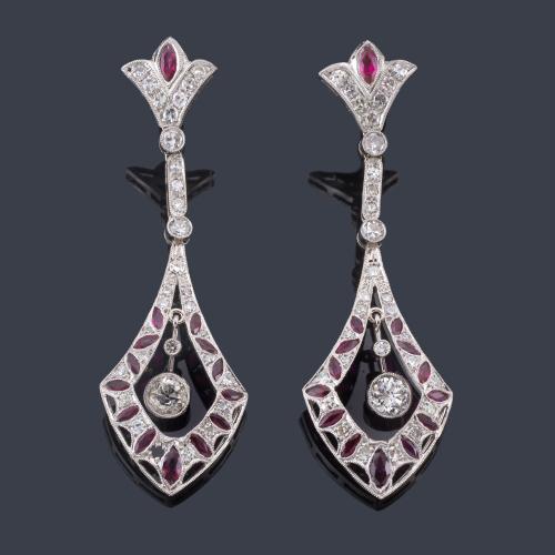  Pendientes largos estilo 'art decó' con diamantes talla brillante y rubíes talla marquís en montura de platino.