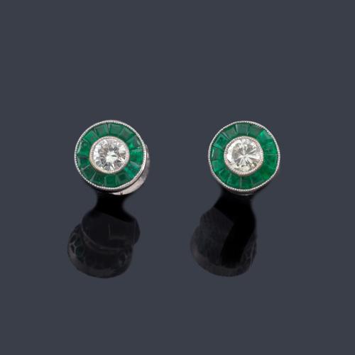  Pendientes 'ojo de perdiz' con pareja de brillantes de aprox. 0,50 ct en total y orla de esmeraldas calibradas.