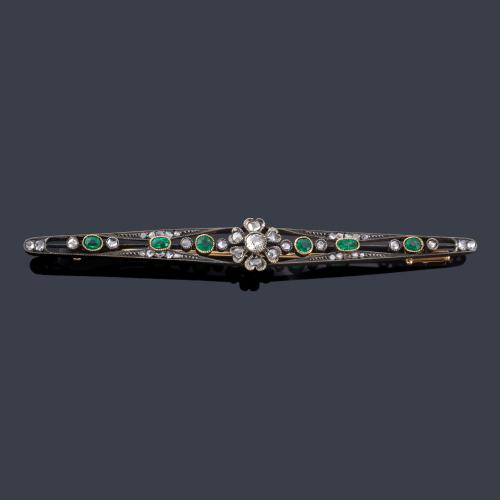 Lote 2047
Broche - barrita con diseño floral con diamantes talla antigua y esmeraldas, en montura de oro amarillo de 18K y vista en plata.