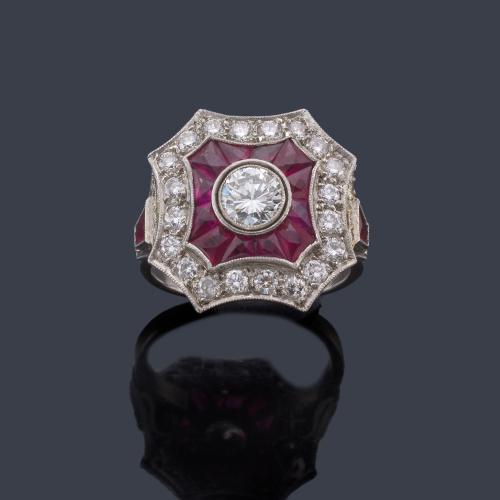 Lote 2048
Anillo estilo 'art decó' con brillante central de aprox. 0,75 ct con doble orla de rubíes calibrados y brillantes.