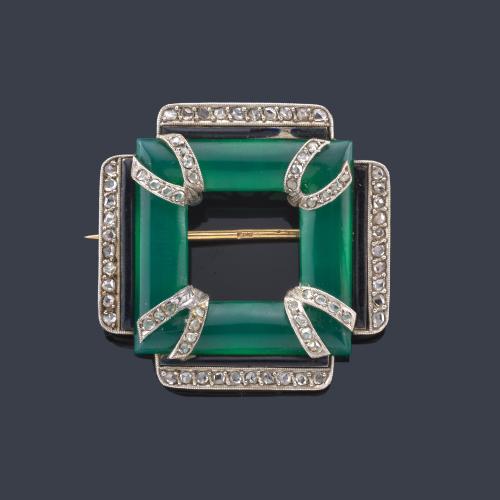  Broche geométrico 'art decó' con pieza de crisoprasa, barritas de ónix y orla de diamantes talla rosa. Años '30.