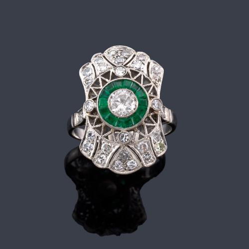  Anillo lanzadera con diamantes talla brillante y sencilla de aprox. 1,30 ct en total y esmeraldas calibradas.