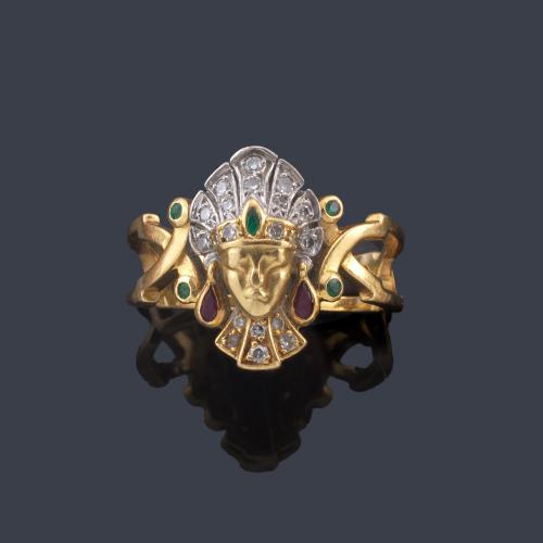  Anillo con motivo de máscara mortuoria egipcia con brillantes en montura de oro amarillo de 18K.