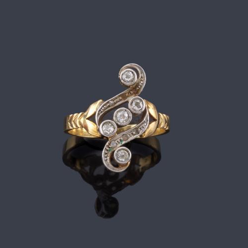 Lote 2061
Anillo 'art nouveau' con motivo de roleos con diamantes talla antigua en montura de oro amarillo de 18K y vista en platino.