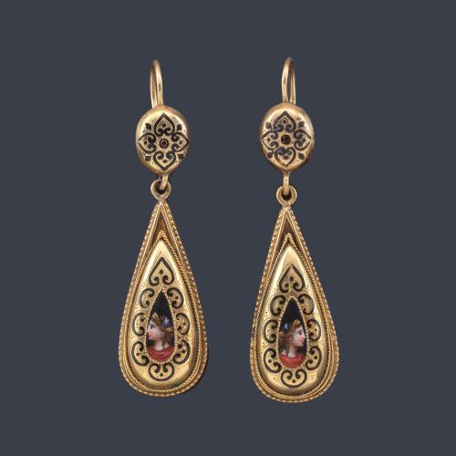  Pendientes largos con diseño en forma de gota con centro de perfil femenino clásico en esmalte policromado. S. XIX.