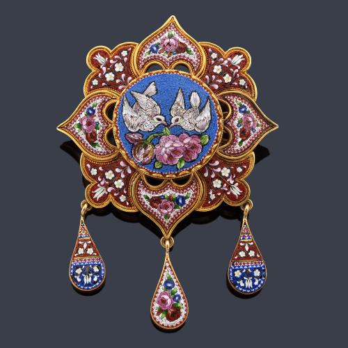  Broche-colgante realizado con micromosaico policromado con motivo central de dos palomas y diseño floral. S. XIX.