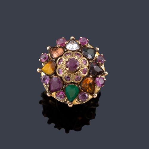  Anillo con diseño de rosetón con gemas de color en montura de oro amarillo de 18K.