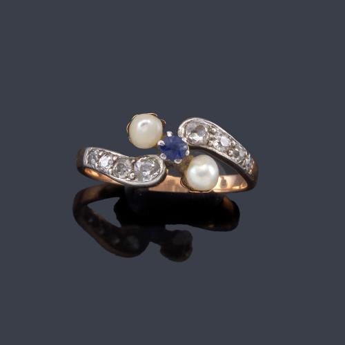  Anillo con dos perlitas, diamantes talla rosa y zafiro central.