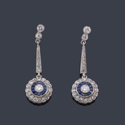  Pendientes largos con brillantes de aprox. 1,20 ct en total con zafiros calibrados en montura de platino.