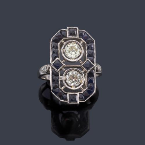 Lote 2077
Anillo estilo 'art decó' con dos diamantes talla antigua de aprox. 0,35 ct cada uno con orla de zafiros calibrados.