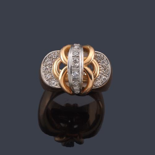  Anillo retro con diamantes talla sencilla de aprox. 0,35 ct en total. Años '40.