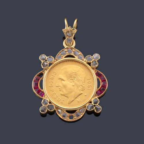  Colgante con moneda de cinco pesos en oro enmarcada con rubíes calibrados, diamantes en montura de oro amarillo de 18K.