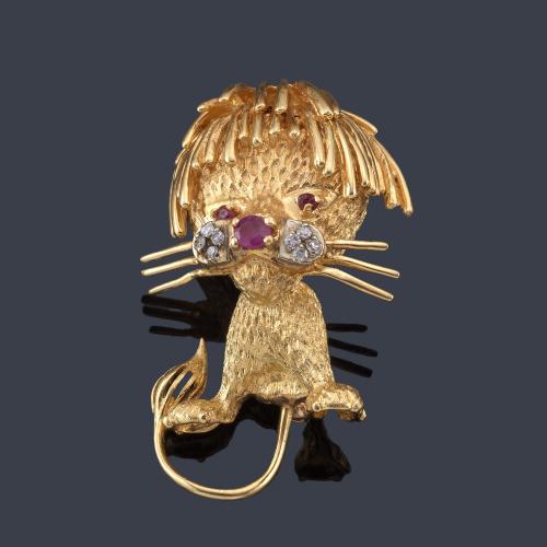 Lote 2085
Broche con diseño de león con rubíes y diamantes en montura cincelada de oro amarillo de 14K.
